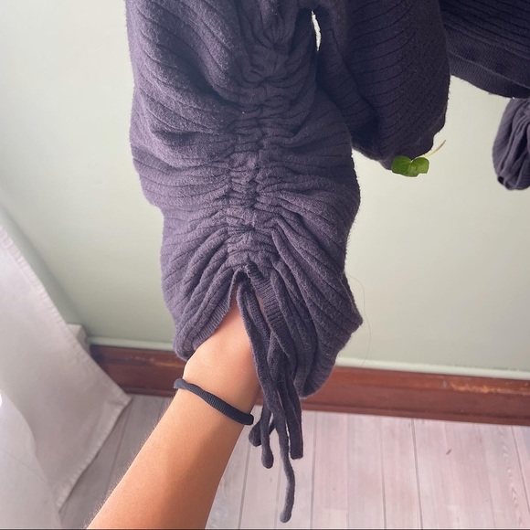 Cropped Ribbed Sweater - Picture 2 of 4